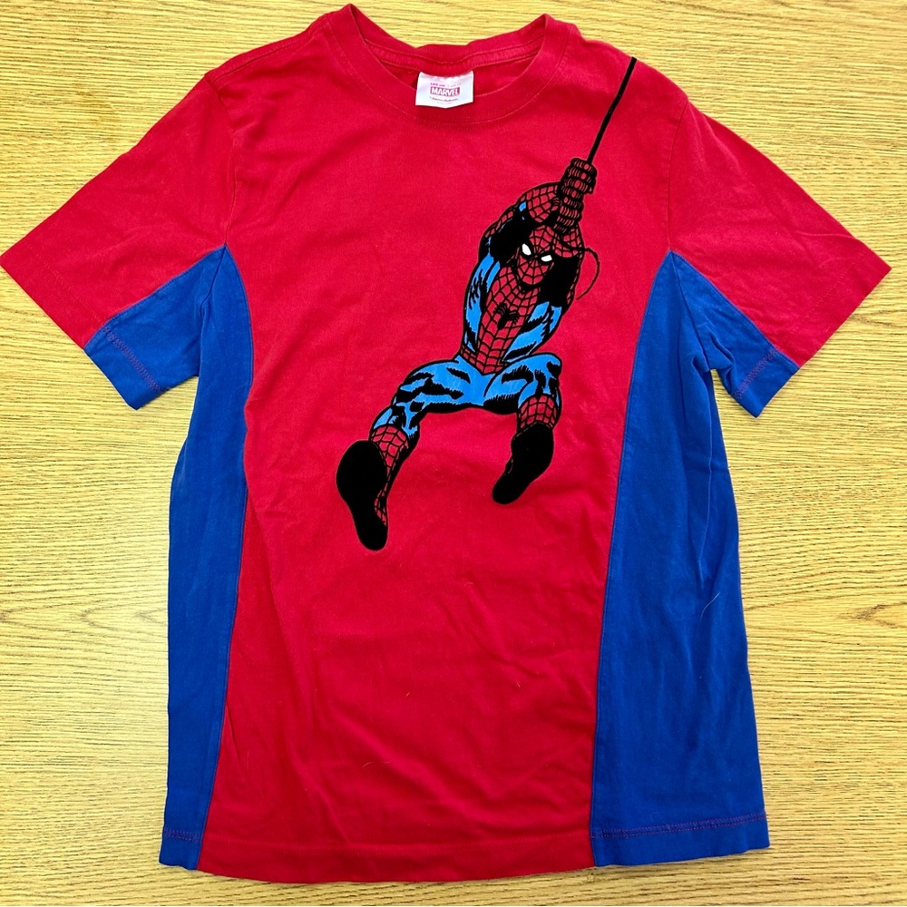 Hanna Andersson Spiderman Tee Sz 12 150
Spiderman on the front and back of shirt